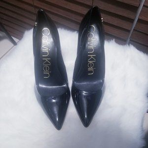 CALVIN KLEIN WOMEN BRADY PUMP